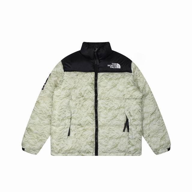 The North Face Tnf北面700系列皱纸羽绒棉服出货！全网最高性价比版本！随意对比！ 数码印花图案清晰不掉色，冬日里搭配雪景真的好看！经典的拼接满