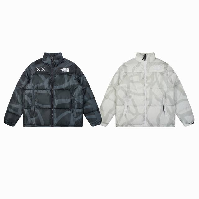 北面芝麻街联名羽绒棉服外套夹克the North Face X Kaws联名1996 Nuptse防水700蓬彩章若楠同款 专柜原版，尼龙数码印花，色牢度高，洗