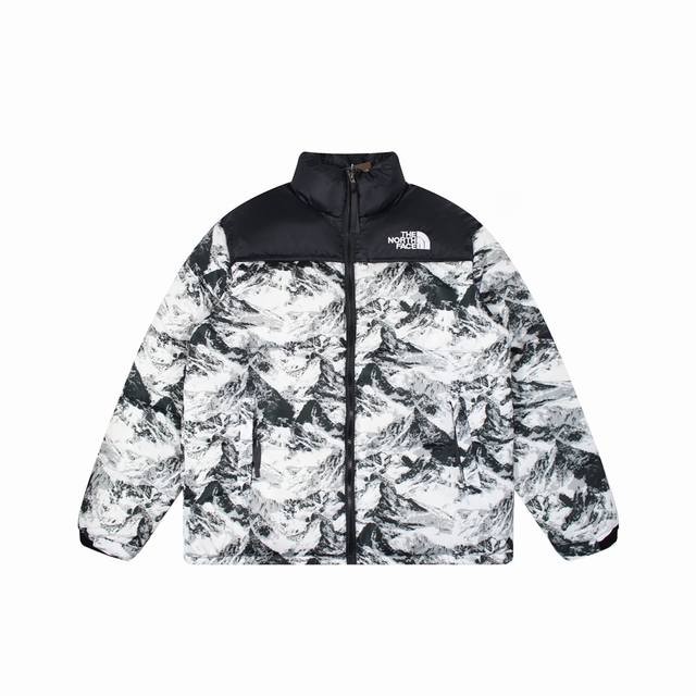 The North Face 北面海外雪山4代棉服 每年雪山棉衣都是流行趋势 这次设计师给大家带来的是另一种视觉冲击 先看整件数码印花 这个图案经过数百次打版试