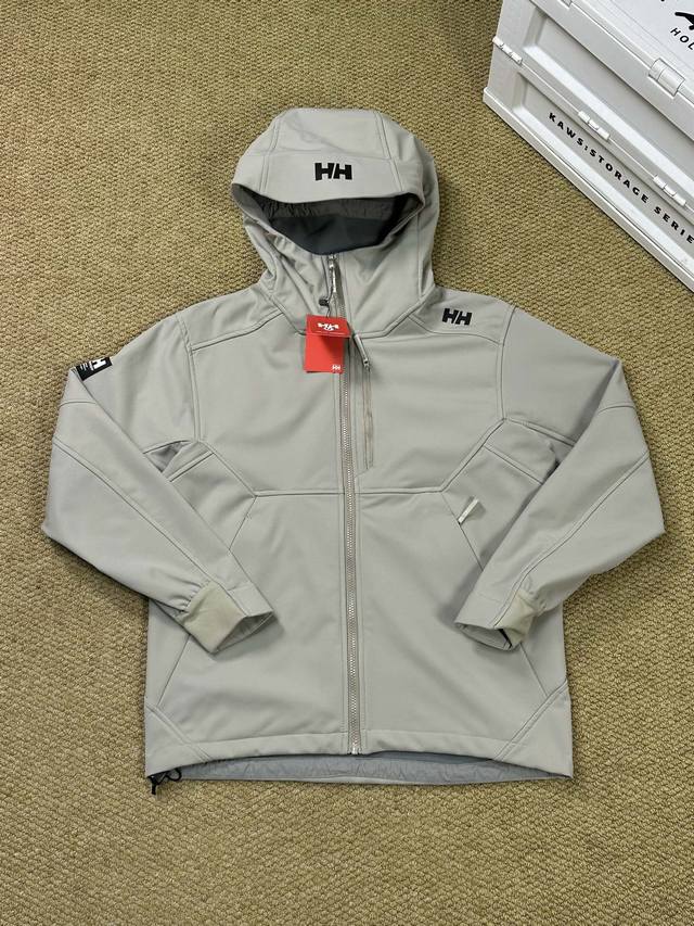 Helly Hansen 海丽汉森 Hh24Ss秋冬户外防风登山软壳加绒夹克外套 颜色：黑色 灰色 红色 尺码：S-3Xl 这款防风透气的连帽衣是追求灵活性的登