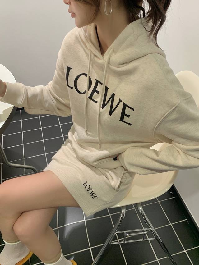 Loewe罗意威字母印花连帽卫衣松紧腰短半裙套装 款号：24672911126 颜色：图片色 尺码：Sml S码80-95斤 M码95- 斤 L码 -125斤