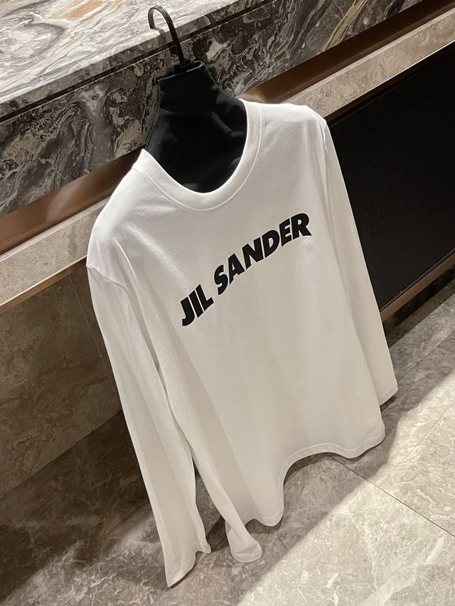 高定版 细节图 Jil Sander 基础款印花长袖衫 这件神仙长袖衫请大数据推给所有人 衣服拿到手很有分量，感觉超值！ 料子是纯棉的那种，上身也很舒服，面料厚