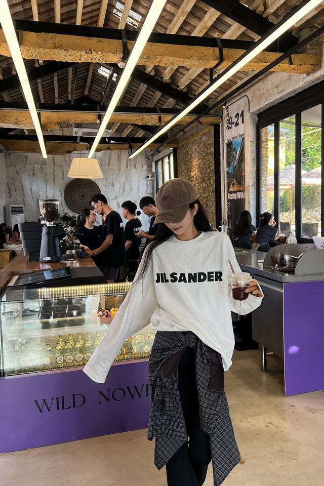 高定版 Jil Sander 基础款印花长袖衫 这件神仙长袖衫请大数据推给所有人 衣服拿到手很有分量，感觉超值！ 料子是纯棉的那种，上身也很舒服，面料厚实 质量