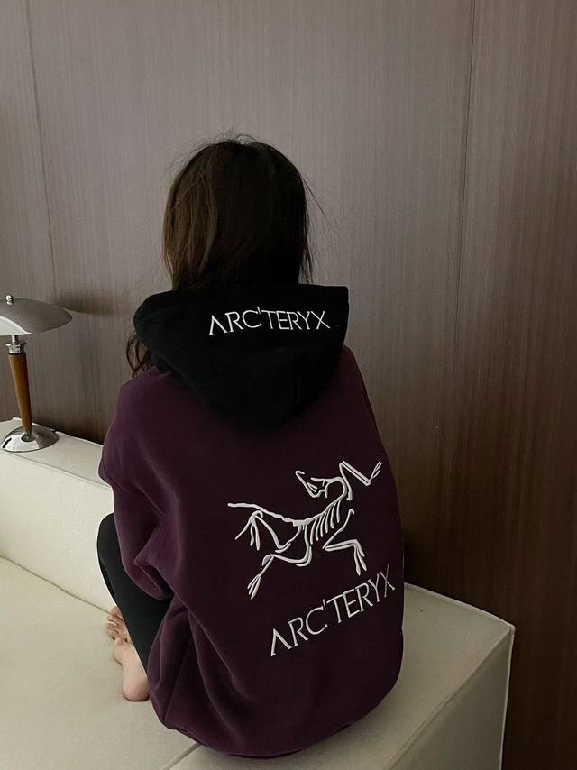 Arc'Teryx 始祖鸟撞色帽子加绒卫衣 好特别的一件 帽子背后都重工刺绣 拼色设计 很吸引人 紫色 灰色 绿色 黑色 尺码 S M L S 80-95 斤