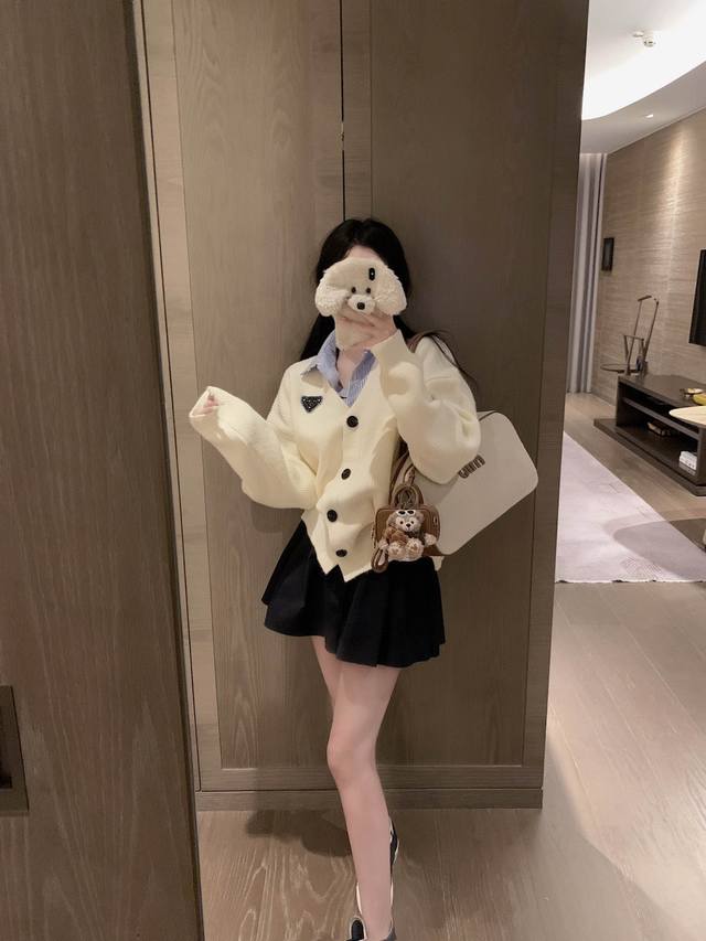 Prada 普拉达三角标条纹拼接毛衣开衫 灰色 杏色 尺码 S M L S 80-95 斤 M95-115斤 L115-135斤