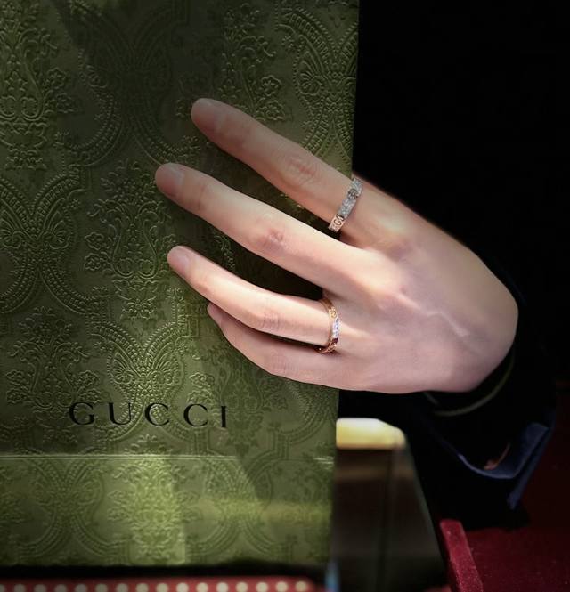 发 Gucci 镂空满钻双g戒指 情侣款 镂空双g尽显时尚现代简约风格，美好的一切从现在开始 配专柜全套包装