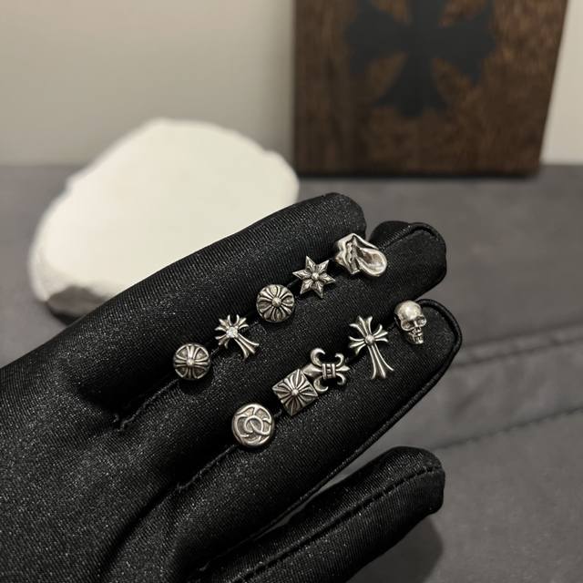 发 一对 专柜品质 克罗心chrome Hearts 各种明星同款耳钉 Ch克罗心 耳饰。全程纯手工制作，全部采用和zp一样的s925纯银材质。我们都认同手工制