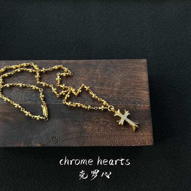 发 Chrome Hearts 豪镶经典十字架 在我们这里定制的k金类的，都是追求完美品质的客户。 细节完胜任何版本 也请不要拿市面上那种除了看起来像，样样不对