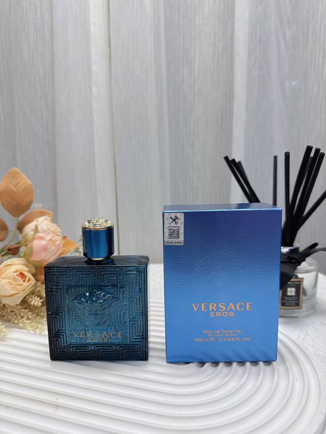 范思哲爱神男士100Ml Versace Eros范思哲爱神之水斯士香水 香 调 清新柑苔调 前 调 薄荷、柠檬、青苹果 中 调 零陵香豆、天竺葵、龙涎香、香草