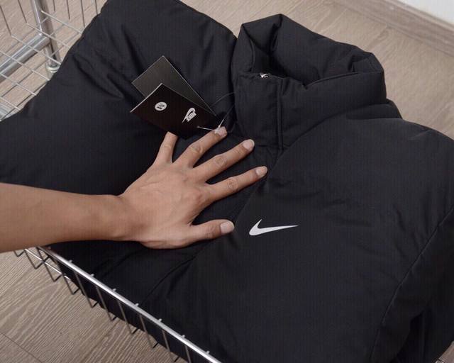 Nike 耐克经典小钩子情侣款立领羽绒棉服面包服 -小红书推荐潮人必备单品，冬天无所畏惧！ -立体裁剪，辑格缝线，饱满不起皱！ -重工手塞棉工艺，下摆两侧松紧抽