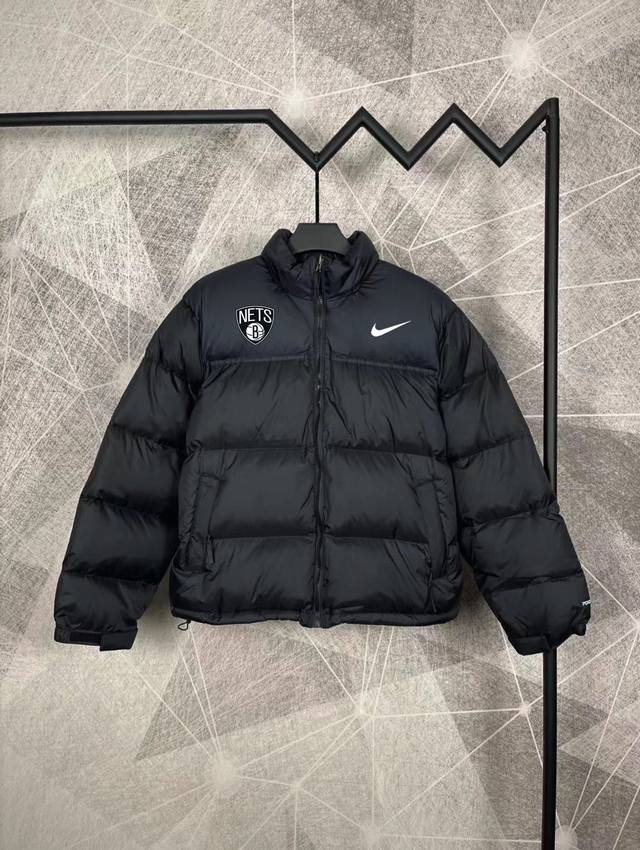 Nba X Nike Nba联名耐克篮网队羽绒服 专柜原版，全部1.1定制，尼龙防泼水面料，双层内胆，不跑绒 320G起充绒量，国标90白鸭绒，随意检测，蓬松度