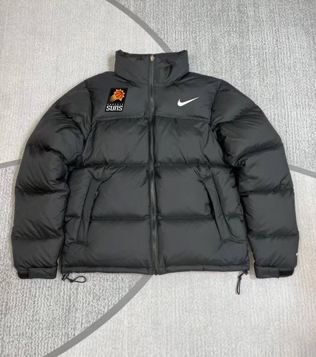 Nba X Nike 耐克太阳队羽绒服 专柜原版，全部1.1定制，尼龙防泼水面料，双层内胆，不跑绒 320G起充绒量，国标90白鸭绒，随意检测，蓬松度非常好，是