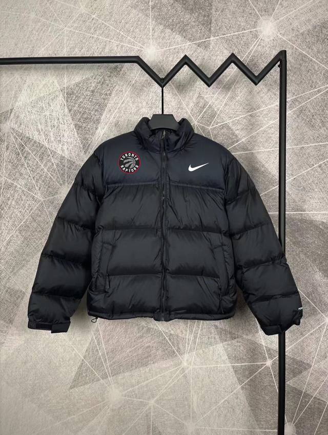 Nba X Nike 耐克猛龙队羽绒服 专柜原版，全部1.1定制，尼龙防泼水面料，双层内胆，不跑绒 320G起充绒量，国标90白鸭绒，随意检测，蓬松度非常好，是