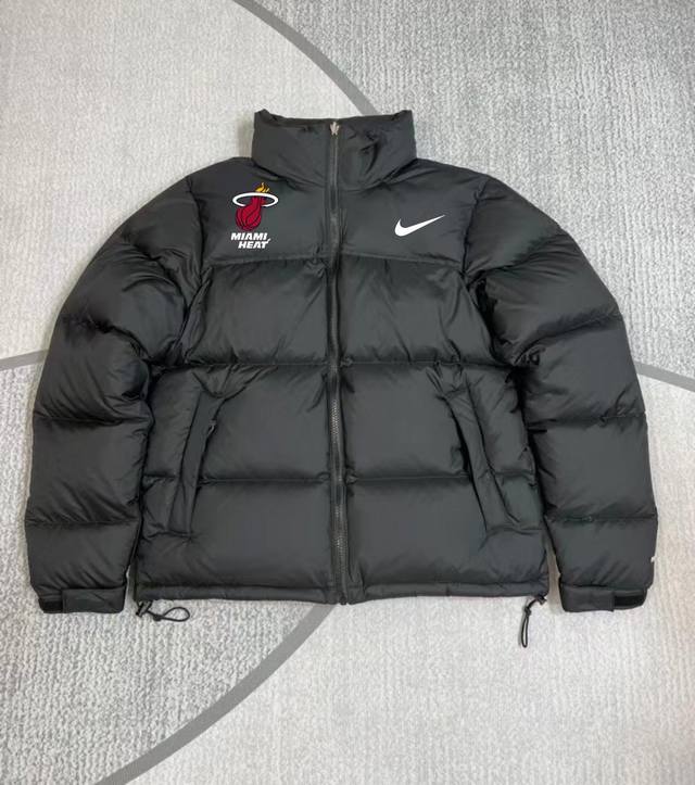 Nba X Nike耐克迈阿密热火队羽绒服 专柜原版，全部1.1定制，尼龙防泼水面料，双层内胆，不跑绒 320G起充绒量，国标90白鸭绒，随意检测，蓬松度非常好