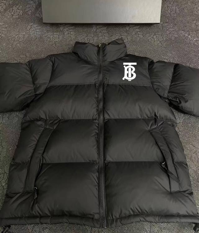 Burberry 巴宝莉经典logo羽绒服 专柜原版，全部1.1定制，尼龙防泼水面料，双层内胆，不跑绒 320G起充绒量，国标90白鸭绒，随意检测，蓬松度非常好