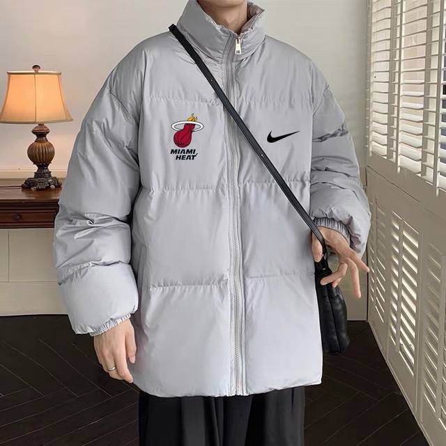 Nba X Nike耐克迈阿密热火队宽松羽绒棉衣棉服立领面包服 高品质羽绒棉服系列 面料采用柔软牛津 搭配750新疆羽绒棉高密度充绒 温暖舒适 宽松版型 提升运