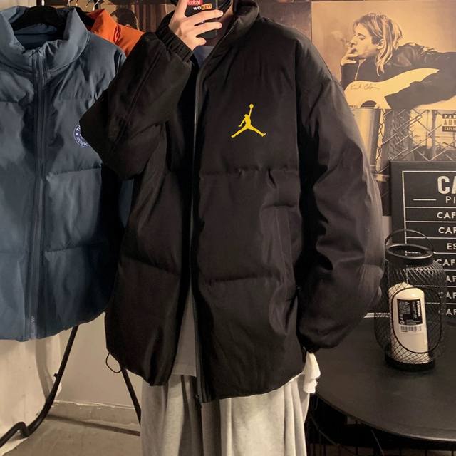 Air Jordan乔丹aj金标宽松羽绒棉衣棉服立领面包服 高品质羽绒棉服系列 面料采用柔软牛津 搭配750新疆羽绒棉高密度充绒 温暖舒适 宽松版型 提升运动灵