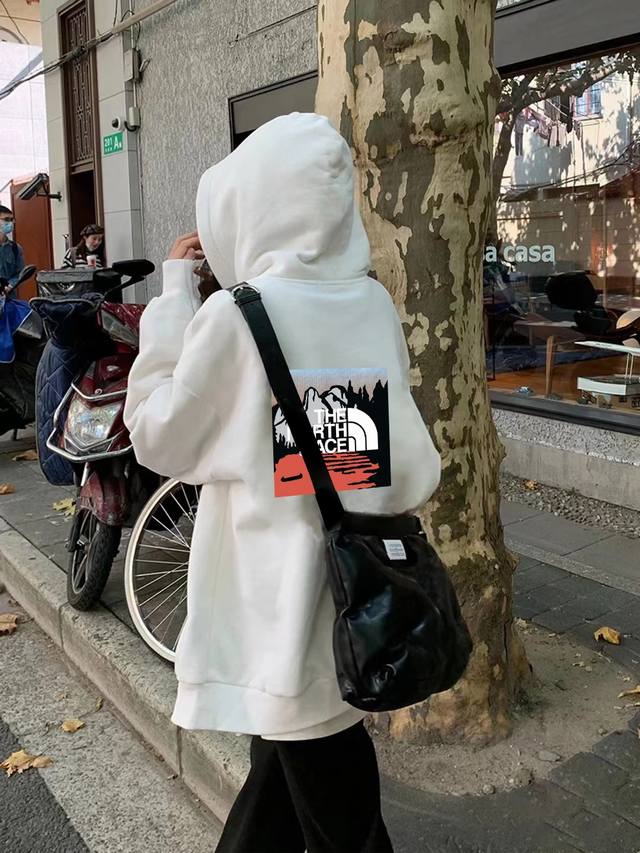 The North Face 北面 Tnf夕阳丽景秋季纯棉连帽卫衣 高品质，做细节 甄选新疆长绒棉面料 手感软糯细腻 上身充满质感 非常轻便舒适运动宽松版型不紧