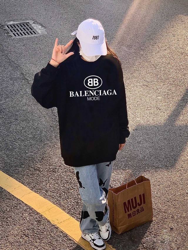 Balenciaga巴黎世家mode秋季圆领卫衣 甄选新疆华棉面料 柔软舒适 手感软糯细腻 高克重 上身充满质感 非常轻便舒适 运动宽松版型不紧身 轻松驾驭无压