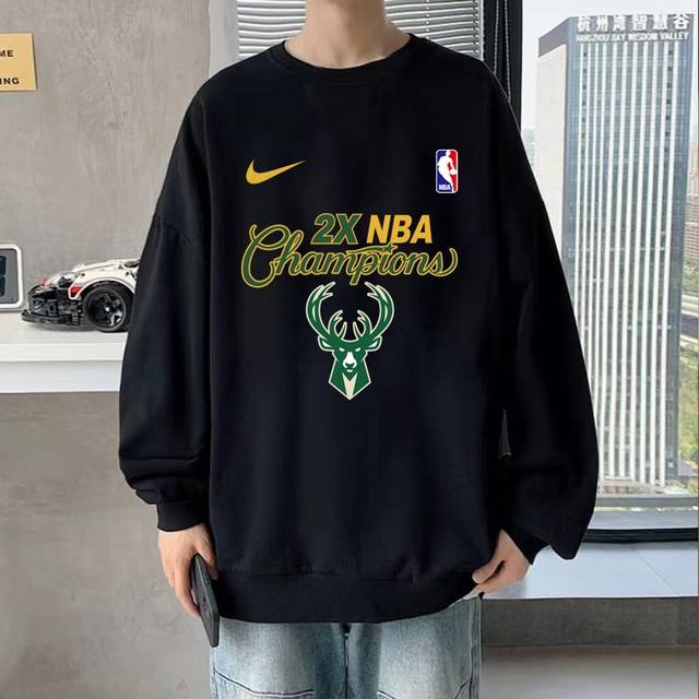 Nba X Nike 雄鹿队总冠军纪念款耐克秋季纯棉圆领卫衣 甄选新疆长绒棉纯棉面料 柔软舒适 超级舒适 手感软糯细腻 高克重 上身充满质感 非常轻便舒适 运动