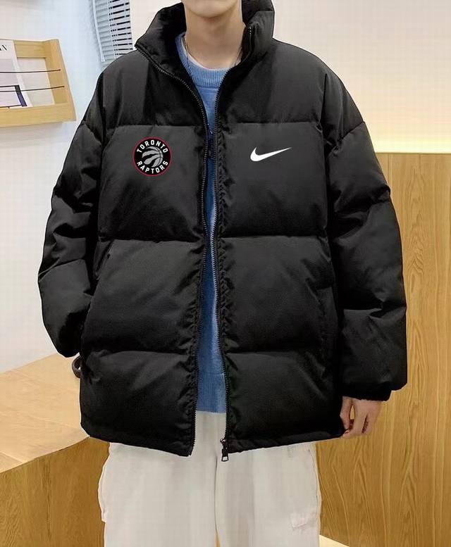 Nba X Nike 耐克猛龙队训练服宽松羽绒棉衣棉服立领面包服 高品质羽绒棉服系列 面料采用柔软牛津 搭配750新疆羽绒棉高密度充绒 温暖舒适 宽松版型 提升