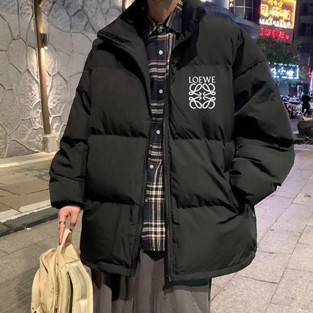 Loewe 罗意威宽松羽绒棉衣棉服立领面包服 高品质羽绒棉服系列 面料采用柔软牛津 搭配750新疆羽绒棉高密度充绒 温暖舒适 宽松版型 提升运动灵活度 采用高端