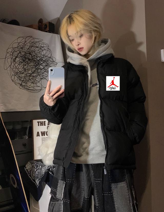 Air Jordan乔丹aj宽松羽绒棉衣棉服立领面包服 高品质羽绒棉服系列 面料采用柔软牛津 搭配750新疆羽绒棉高密度充绒 温暖舒适 宽松版型 提升运动灵活度