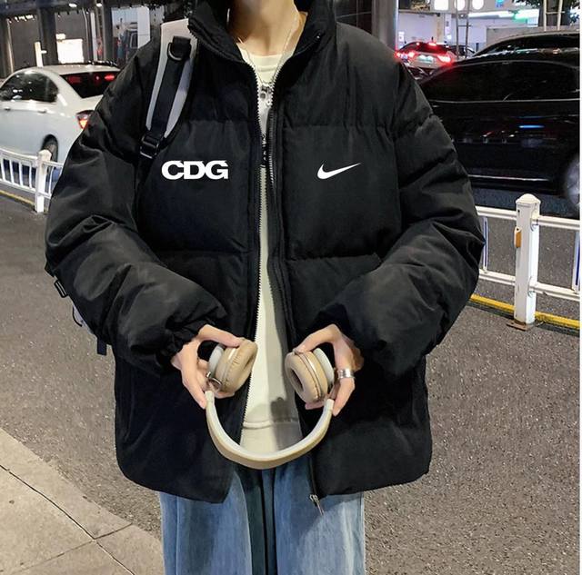 Nike X Cdg 耐克联名川久宽松羽绒棉衣棉服立领面包服 高品质羽绒棉服系列 面料采用柔软牛津 搭配750新疆羽绒棉高密度充绒 温暖舒适 宽松版型 提升运动