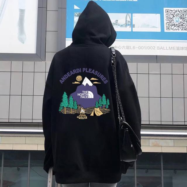 The North Face 北面户外旅行者春季纯棉连帽卫衣 高品质，做细节 甄选新疆长绒棉面料 手感软糯细腻 上身充满质感 非常轻便舒适运动宽松版型不紧身 轻