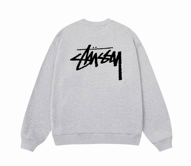 Stussy 斯图西经典大标秋季圆领卫衣 甄选新疆华棉面料 柔软舒适 手感软糯细腻 高克重 上身充满质感 非常轻便舒适 运动宽松版型不紧身 轻松驾驭无压力 采用