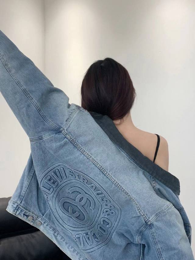 王炸单品 Stussy X Levi'S 150周年浮雕牛仔外套夹克街头鼻祖stussy热度不减持增美式工装穿搭指南简约复古每季单品都极具吸引力 整件衣服就像一