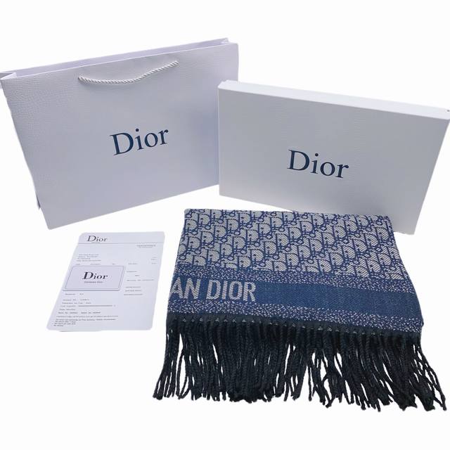 Dior 迪奥 高端面料质量，著名的法国时尚消费品牌，超美的一款围巾 充满了女人味的一件作品！无论是从配色，围巾的图案，还是图案本身的画风，散发出朦胧诱人的雅性