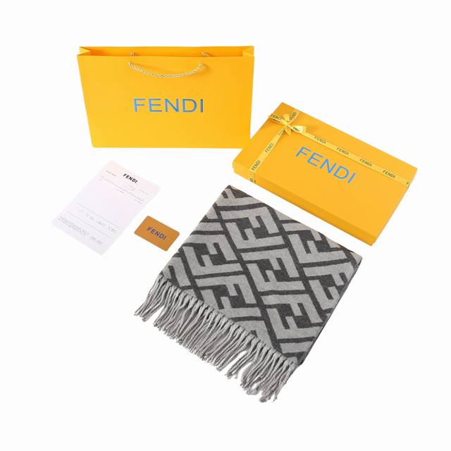 Fendi 云雾灰羊绒围巾-宋慧乔机场穿搭川简约气质款最适合日常出街搭配超级软糯的羊绒围巾比想象中暖太多干净的云雾灰色高级感满满简约时尚单品 提升整体搭配时髦感