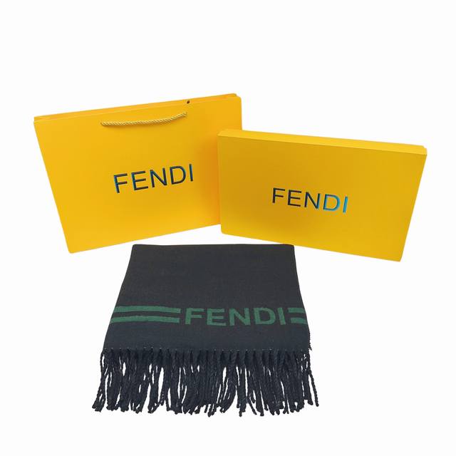 Fendi 芬迪 Ff图案粉蓝提花拼接围巾 新款fendi，来自女人们都会爱的fendi 又是美出了天际啊！！自带高级气场，芬迪独有的高级优雅，稳稳的“高段位”