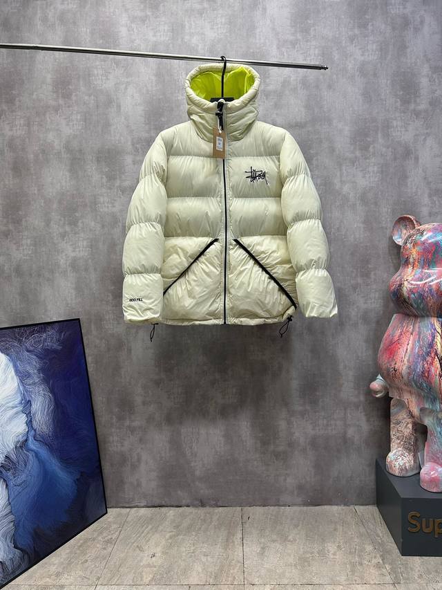 Stussy Micro Ripstop Down Parka 纯色百搭拉链连帽短款棉衣外套 男女同款 品牌背景：Stussy 斯图西 是源于美国的潮流品牌，自