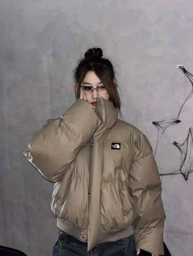 The North Face 24Fw 北面美拉德风短款羽绒棉服 年终巨献 兼顾美式复古又有时尚潮流的味道 料采用进口调制pu小羊皮 手感细腻 摸起来很舒服 全