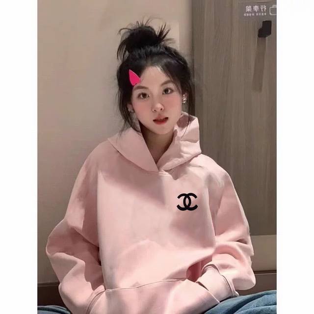 Chanel 香奈儿2024新款前片刺绣logo情侣卫衣 这个秋冬就是要粉粉嫩嫩加绒面料 网红明星同款男女同款 搭配马甲更是非常不错的 手感非常舒服 超级百搭好