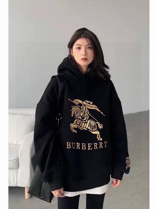 加绒持续出货 2024秋季新款burberry 巴宝莉战马经典刺绣加绒面料大版卫衣 连帽外套 这款太爆了 面料定织定染了好久 原版对色出货 胸前浆料印花工艺 双