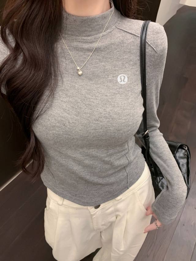 Lululemon露露乐檬家 亲爱的姐妹们，今天我要给你们强烈推荐一款冬日必备的时尚单品 加绒半高领立领长袖 T 恤女冬鱼骨线外穿内搭保暖打底衫！ 独特领口设计