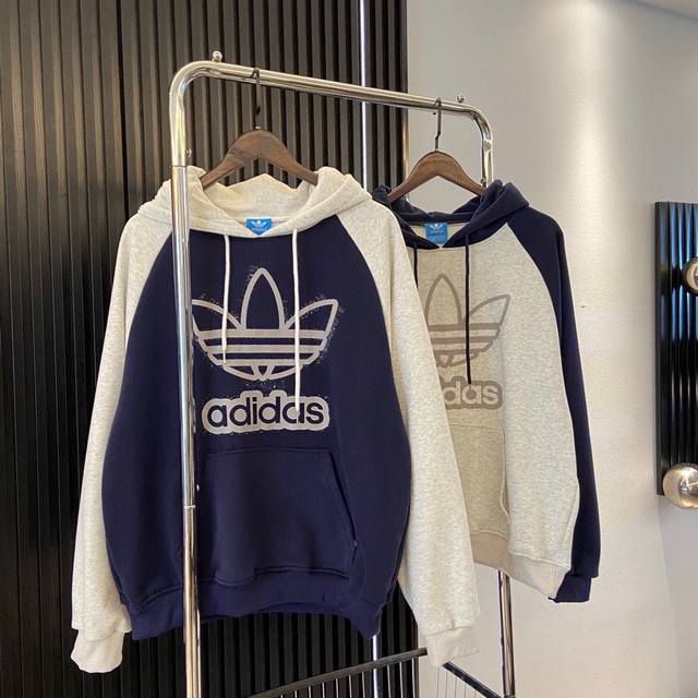 加绒加厚adidas三叶草插肩连帽加绒卫衣 时尚复古的老花印花设计，潮流感十足 百分百纯棉不起球不掉色不勾丝，双针压线 纯棉面料柔软舒适透气 400G复合纯棉面