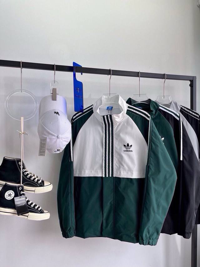 三叶草立领拼色外套 阿迪达斯adidas三杠立领拼色外套夹克，经典的才是永恒的经久不衰，版型宽松，随便搭配一条运动裤出门，时尚有型！拿捏住了吗 真的太啦 衣橱必