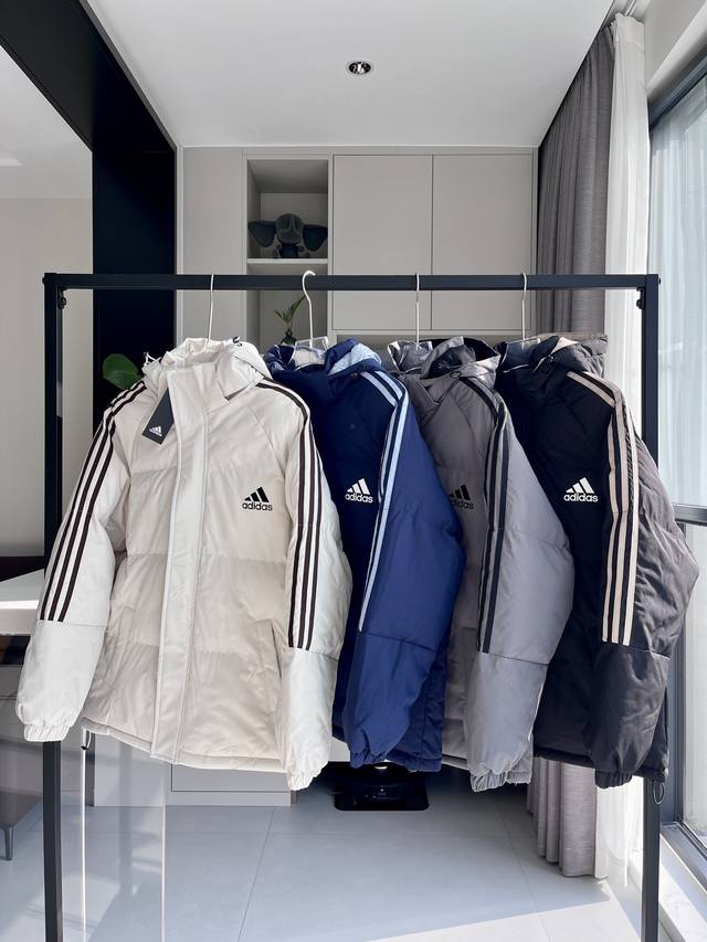 阿迪达斯三杠连帽棉服 阿迪达斯adidas 三叶草三条杠连帽棉服，保暖收割机，Yyds，防寒厚款锁住温暖，零下温度轻松应对，甄选健康棉，品质严格把控，舒适柔软保