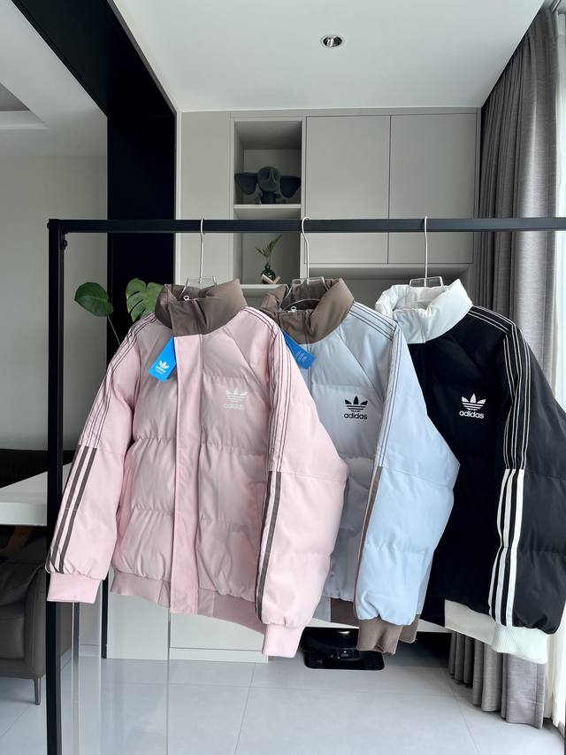 三叶草三条杠拼接棉服 三叶草三条杠拼接加厚面包服棉服，Adidas阿迪新品情侣棉服，填充高弹高密度手塞棉，穿着版型超级好，上身特别保暖！手臂拼接三杠设计，质感相