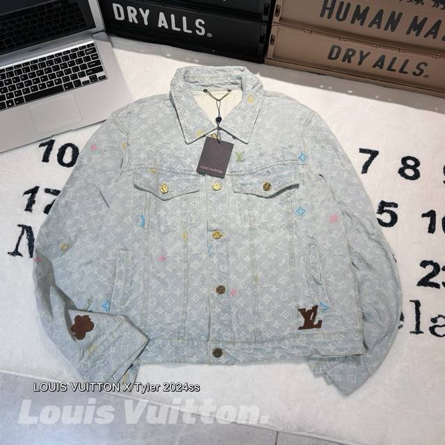 發 -Louis Vuitton X Tyler Ss24 Lv 小花字母刺绣翻领单排扣牛仔套装 Jj林俊杰 龚俊 宋茜 黄晓明 贾斯汀 比伯 白敬亭 男女同款