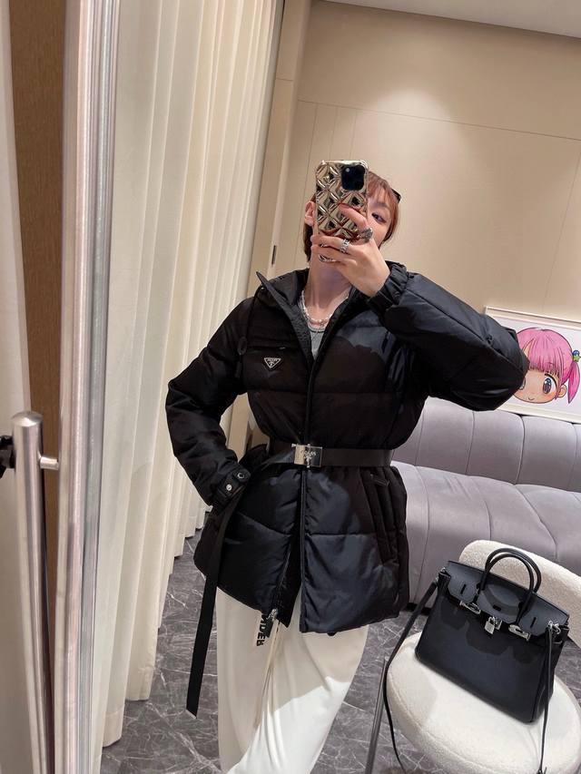 Prada 普拉达 新款金属三角徽标logo连帽腰带羽绒服 颜色：白色 黑色 码数：Sml 图末