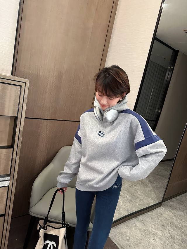 Chanel 香奈儿中古系列牛仔logo加绒卫衣 撞色设计牛仔蓝超级好看，推荐搭配同系列牛仔打底裤！灰色蓝色两色入 尺码 S M L S 80-95 斤 M95