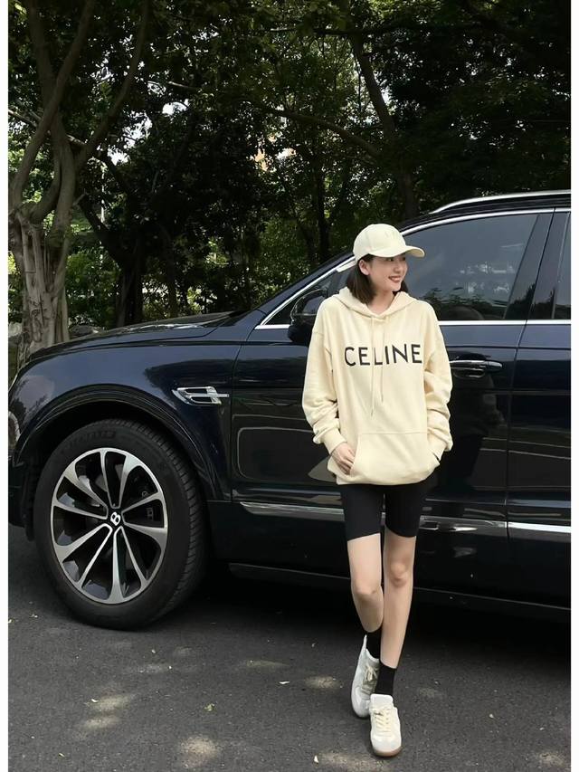 高定版 加绒加厚 Celine 瑟琳奶油杏字母连帽卫衣 奶黄色卫衣好适合秋冬 这套一眼就爱上啦！ 干干净净的很治愈 宽宽松松的版型穿上就很有安全感 Sml衣长7