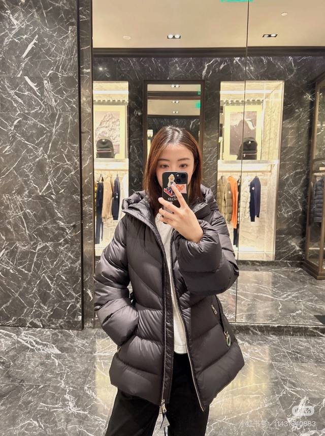 Moncler 蒙口秋冬新款连帽羽绒服外套 腰间搭配腰带设计 经典的袖标点缀 填充物：90白鸭绒 黑色 杏色 尺码 S M L S 80-95 斤 M95-11