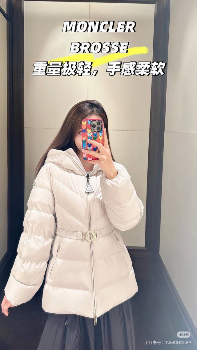 Moncler 蒙口秋冬新款连帽羽绒服外套 腰间搭配腰带设计 经典的袖标点缀 填充物：90白鸭绒 黑色 杏色 尺码 S M L S 80-95 斤 M95-11