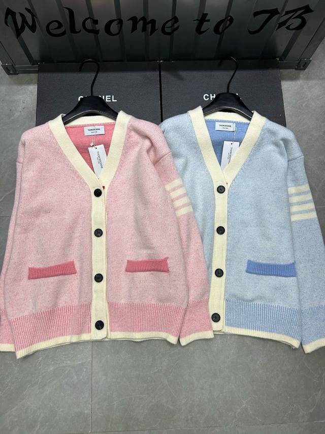 Thom Browne Tb四条杠提花定制纱线加厚v领长袖排扣针织开衫 款号：24670 435 颜色：粉色 蓝色 尺码：均码 80-125斤